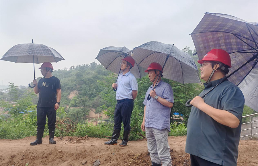 中心领导赴项目一线慰问并开展安全检查